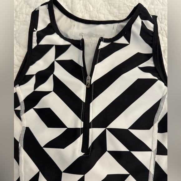 Shebeest Cycling Jersey - Medium. 1/4 zipper - Picture 4 of 10